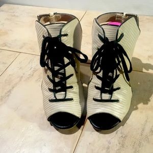 Juicy Couture Womens Peep Toe Heels Size 7.5 Med